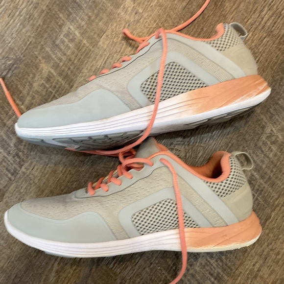 Vionic tennis shoe size 10 - Picture 6 of 8